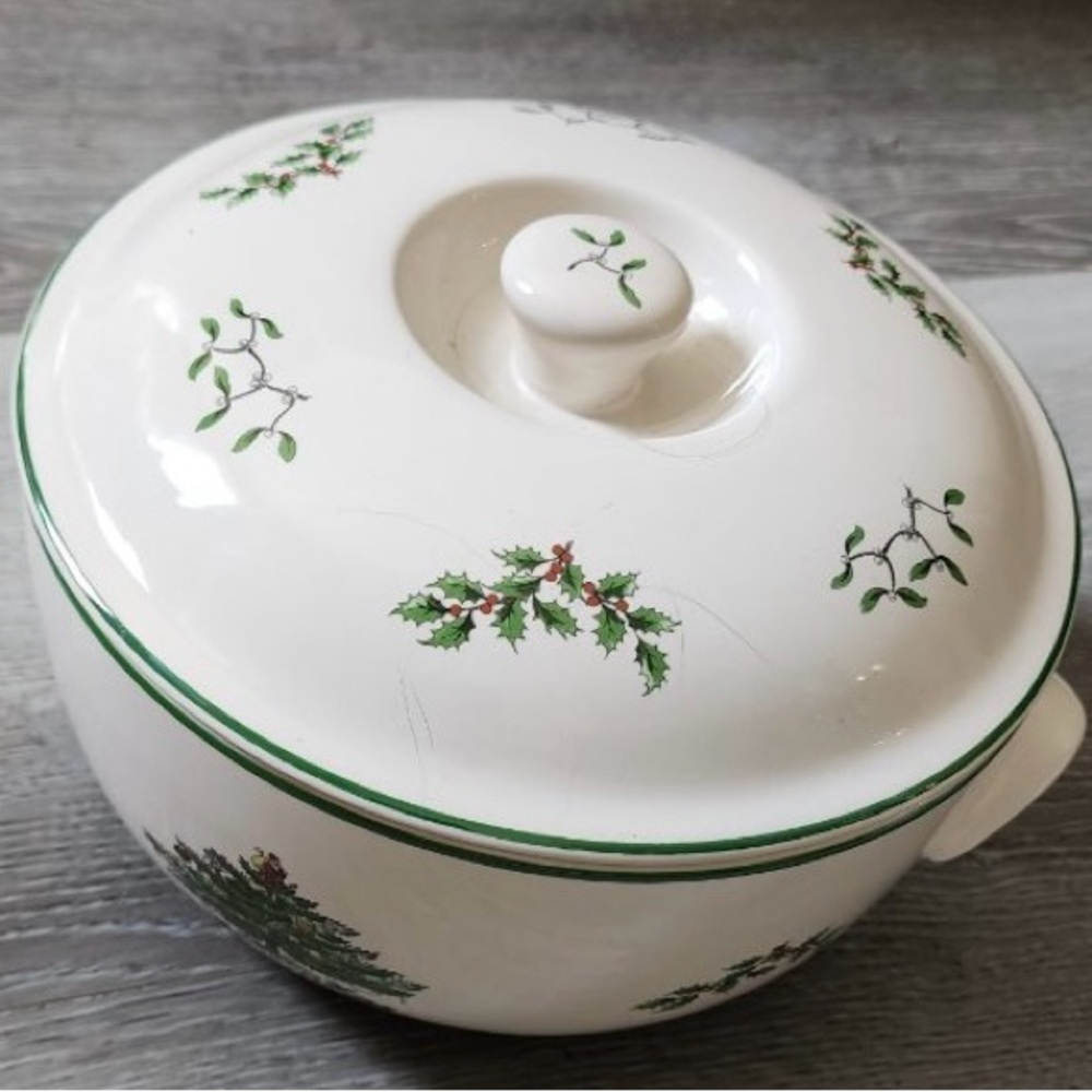 Spode Christmas Tree one quart casserole dish with lid - free shipping